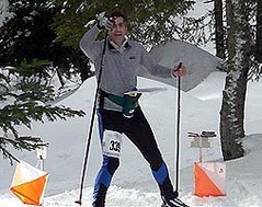 Ski oriënteerder aan post